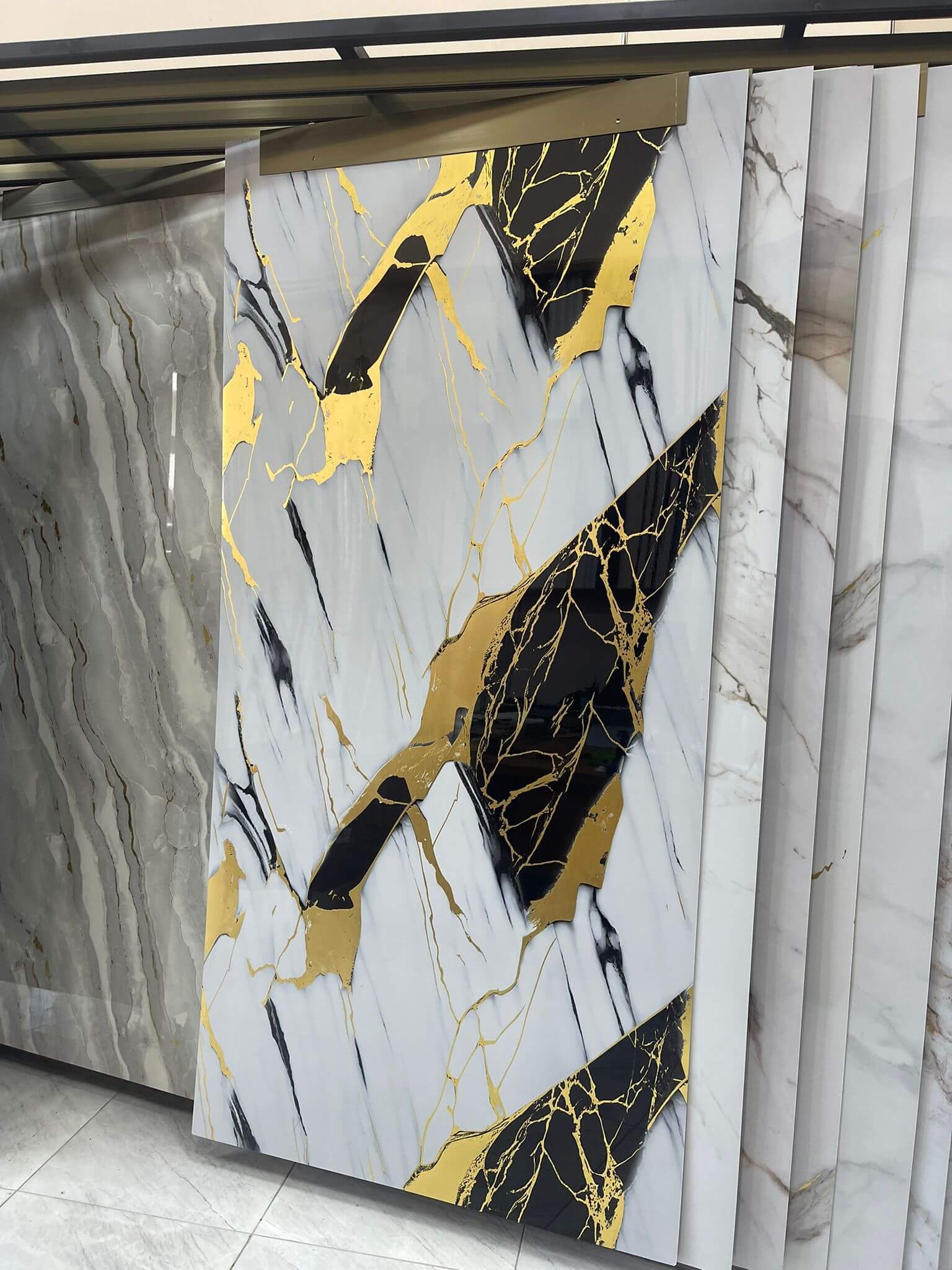 Phantom Gold 244x122 cm 2.8 mm siyah altın damarlı PVC mermer duvar paneli levha görünümü